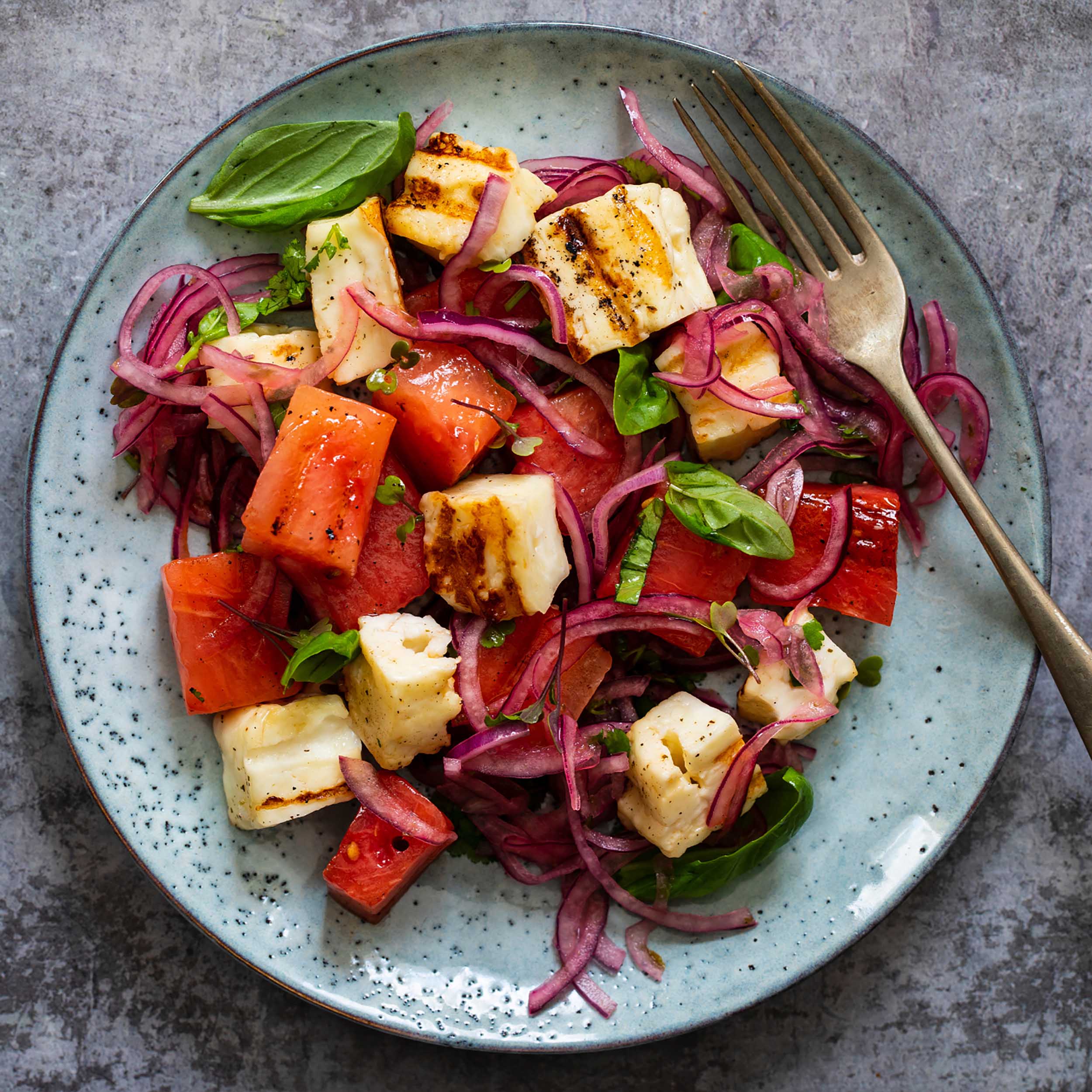 Halloumi-Salat mit Wassermelone und BBQ Zwiebeln