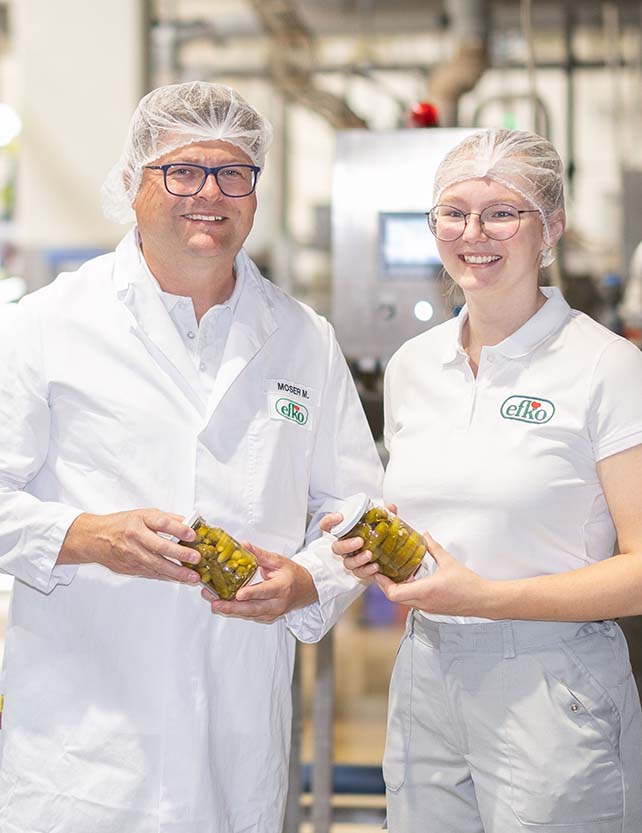 Karriere bei efko - Mitarbeiter-in mit Gurkerl Glas